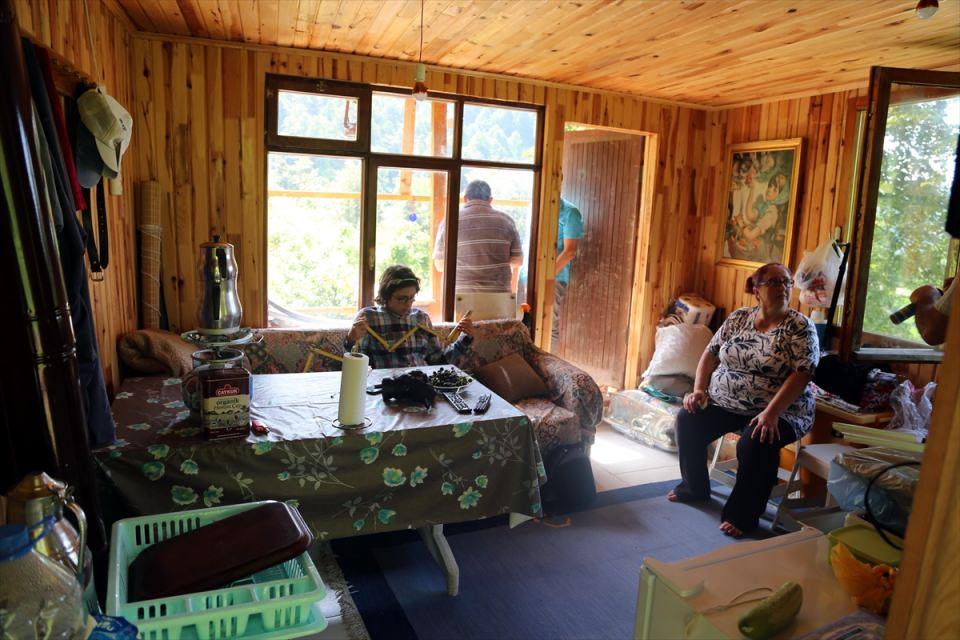 <p>Eşinin doğayla iç içe yaşamayı sevdiğini vurgulayan Eren, "Yazın geliyoruz. 'Canlanıyorum' diyor. Bölgeye geldiğimizde sesi bile değişiyor.Yokuş olduğu için ben biraz zorlanıyorum. Suyu çok güzel. Ev için misafirlerimiz bile geliyor. Bayramda Rize'den ziyaretçilerimiz geldi, oturup sohbet ettik." ifadelerini kullandı.</p>
<p> </p>