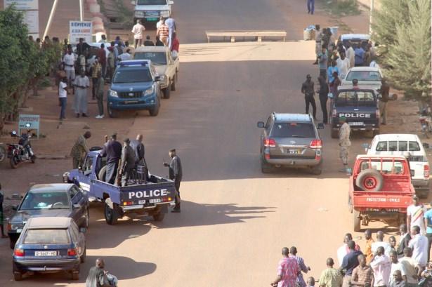 <p>Yerel yetkililer, başkent Bamako'nun Hamdallaye Mahallesi'nde Radisson Otel'de yabancı uyruklu çok sayıda kişinin silahlı bir grup tarafından rehin alındığını açıkladı.</p>

<p> </p>
