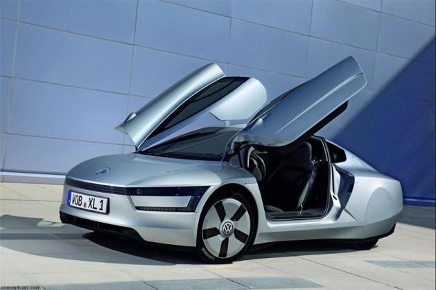 <p>Artan tüketim masraflarınına karşı Volkswagen tarafından geliştirilen iki kişilik XL1, yakıttan tasarruf yapmanıza yardım edecek. Mart ayında Cenevre Otomobil Fuarı'nda ilk kez gösterime sunulan XL1 dizel-hibrid motoruyla dünyanın en verimli seri üretim otomobili olarak seçildi. Araç 100 kilometrede sadece 0.9 lt yakıt tüketiyor.</p>