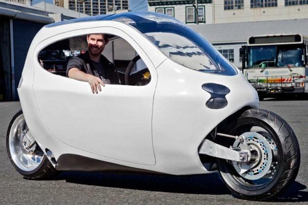 <p>Şehir nüfusunun artmasıyla birlikte taşıt trafiği de buralarda büyük bir sorun haliye geliyor. Şehrin kalabalık ve yoğunluğuna karşı geliştirilen Lit Motor C-1, iki tekerlekli, tümüyle elektrikle çalışan küçük bir otomobil. Bir motorsiklet kadar kompakt araç, bir otomobil konforu sunuyor.</p>