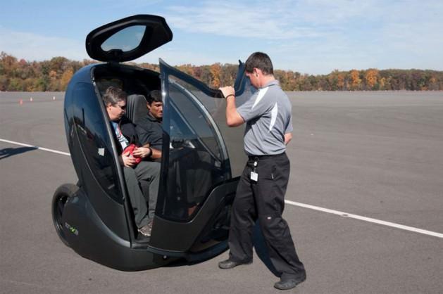 <p>Gelecekte böyle bir otomobile bindiğinizi hayal edebiliyor musunuz? General Motors tarafından geliştirilen EN-V konsept otomobiller, geleceğin otomobili olacak. Bu iki kişilik elektrikli otomobilin gücü 7 KW. Akıllı kendi kendine sürüş teknolojisine sahip olan otomobil, küçük olması nedeniyle inanılmaz bir manevra kabiliyetine sahip.</p>