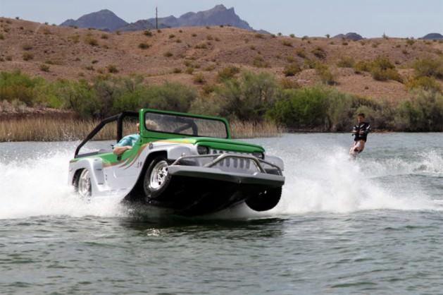 <p>WaterCar Panter, karadan denize inebilen amfibi özelliğe sahip bir otomobil. 3,7 litre V6 benzinli Honda motoruyla çalışan Jeep, hem karada hem de suda gidebiliyor. Dünyanın en hızlı amfibious otomobili olan bu araç karada saatte 130 kilometre hız yaparken suda ise saatte 70 kilometre hızla yol alıyor. Otomobil karadan suya geçerken 15 saniyede hazır konuma geçiyor.</p>