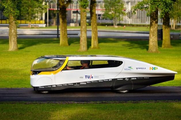 <p>Eindhoven Teknoloji Üniversitesi'ndeki öğrenciler "Stella" adında güneş enerjisiyle çalışan bir aile otomobili geliştirdiler. 4 kişilik olan otomobil güneş panelleri sayesinde güneşten gelen enerjiyle çalışıyor. Öğrencilere göre, otomobil 600 kilometre yol gidebiliyor</p>