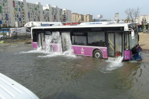 İstanbul Ümraniye'de kaza yapan belediye otobüsü su borusunu patlattı. Otobüsün içine giren borudan çıkan tazyikli su nedeniyle bazı yolcular boğulma tehlikesi geçirdi. "Yolcular kaptan kapıyı aç boğuluyoruz" diyerek yardım istedi.