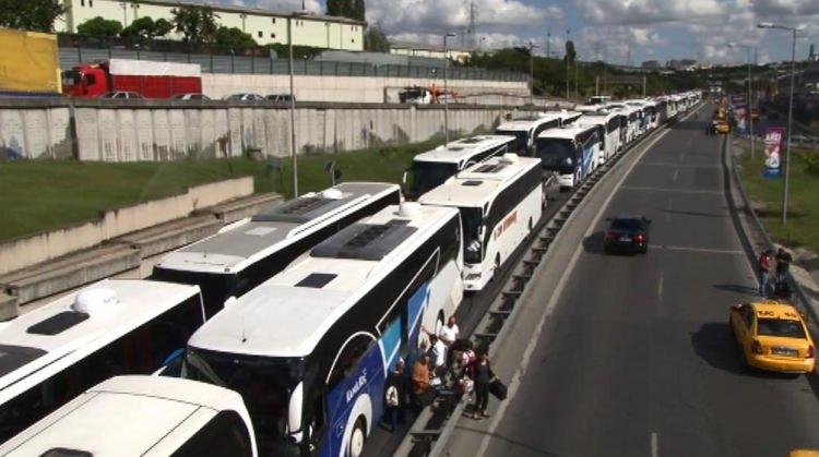 <p>Bu duruma vatandaşlar isyan ederken, otobüs şoförleri de her sene aynı yoğunluğun yaşanması sebebiyle konuya bir çözüm getirilmesini istedi.</p>

