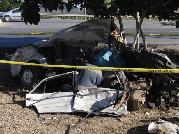 <p>Otomobil sürücüsü Şevket Yalınbıçak (78) ile yeğeni Serkan Ölmez (29) kazada yaşamını yitirdi.</p>
