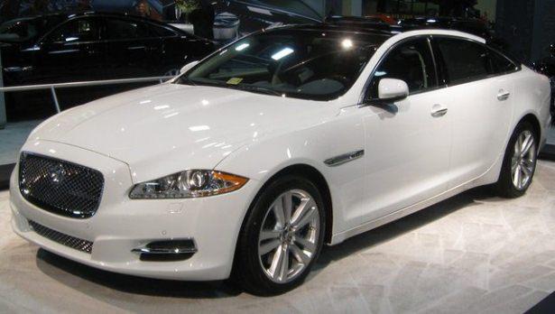 <p>Jaguar: İngiliz lüks otomobil üreticisi, adını Güney Amerika'da yaşayan yırtıcı bir panter türü olan Jaguar'dan alır. İlk kurulduğunda adı SS Jaguar'da olan firma 2. Dünya Savaşı sonrası ismindeki SS'i kaldırmıştır.</p>
