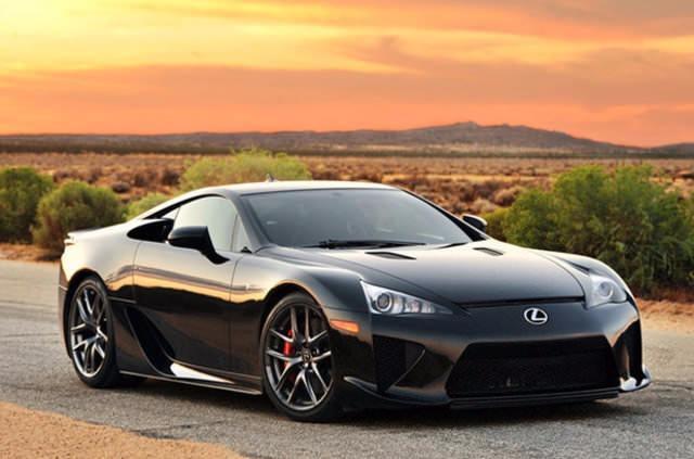 <p>Lexus: Latince'de kanun anlamına gelen isme sahip şirket, Toyota'nın lüks otomobil markasıdır.</p>