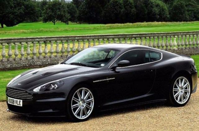 <p>Aston Martin: İngiliz spor otomobil üreticisi Aston Martin, adını kurucularından biri olan Lionel Martin'in ürettiği yarış otomobillerini Aston tepesinde denemesiyle alır.</p>