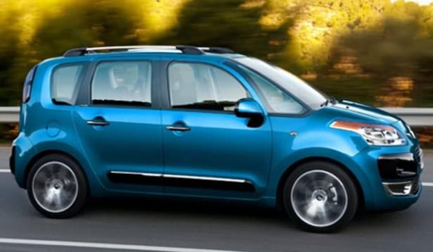 <div><strong>Citroen'de 5 bin 150 TL'ye varan indirim</strong></div>

<div>C3 Picasso'yu 3 bin TL indirim ile 62 bin 950 TL, C-Elysee'yi bin 500 TL indirim ile 41 bin 800 TL, C4 Picasso'yu bin 300 TL indirim ile 81 bin 800 ve Grand C4 Picasso'yu bin 300 TL indirim ile 91 bin 200 TL'den başlayan fiyatlarla müşterileriyle buluşturan Citroen, ticari araçları Nemo Combi'yi 4 bin 700 TL indirim ve 38 bin 650 TL, Berlingo Cumbi'yi de 5 bin 150 TL indirim ve 45 bin 100 TL'den başlayan fiyatlarla satın alma fırsatı tanıyor.</div>
