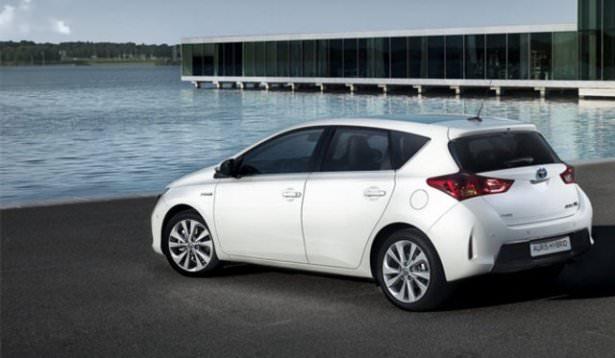 <div><strong>Toyota'dan 3 bin 500 TL'ye varan indirim</strong></div>

<div>Auris'i 2 bin 500 TL indirim ve 46 bin 450 TL'den başlayan fiyatlarla satışa sunan Toyota, Yaris 1.33 benzinlide 3 bin 70 TL indirim yapıyor. Toyota Verso 1,6 dizel ve benzinlide ise 3 bin 50 TL indirim ya da yüzde 0,66 faizle satın alma imkanı tanınıyor.</div>
