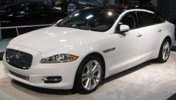 <p><strong>Jaguar:<br />
</strong><br />
İngiliz lüks otomobil üreticisi, adını Güney Amerika'da yaşayan yırtıcı bir panter türü olan Jaguar'dan alır. İlk kurulduğunda adı SS Jaguar'da olan firma 2. Dünya Savaşı sonrası ismindeki SS'i kaldırmıştır.</p>