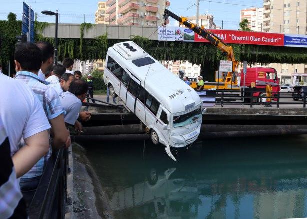 <p>İki yolcusu bulunduğu &ouml;ğrenilen minib&uuml;s, savrularak kaldırımdaki Yusuf Alağan'a &ccedil;arptıktan sonra DSİ'ye ait sulama kanalına d&uuml;şmek &uuml;zereyken k&ouml;pr&uuml;n&uuml;n korkuluklarında asılı kaldı.&nbsp;</p>
