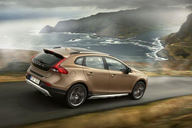 <p>Volvo'nun yıldızlarından S60 sportif tasarımı, V40 dinamik duruşu, XC60 ise maceraperest karakteriyle öne çıkıyor. Üç model de Volvo'nun ileri teknoloji aktif ve pasif güvenlik donanımlarına sahip olmasının yanı sıra yüksek kaliteli materyallerle donatılmış konforlu bir iç mekan sunuyor</p>
