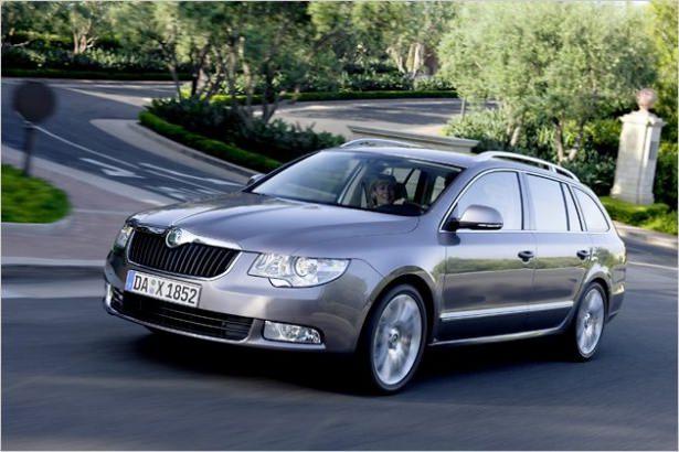 <p>Skoda'nın 'Amiral Gemisi' olarak konumlandırılan Superb'de, 6 hava yastığı, ABS, Elektronik Denge Kontrol Sistemi (ESC), ASR, Motor Çekiş Kontrolü, Lastik Basınç Kontrolü, Elektronik Stabilite Frenleme Sistemi, Direksiyon Yönlendirme Tavsiyesi, Yokuş Kalkış Desteği ve Sürücü Yorgunluk Tespit Sistemi bulunuyor. Yeni nesil Otomatik Park Yardımcısı da, yola paralel park etme fonksiyonuna ek, artık dik olarak da park ettirebiliyor. Yenilenen Superb'in donanım seçenekleri arasında, Sunroof, KESSY (Anahtarsız Giriş-Çıkış ve Çalıştırma Sistemi) ve ön koltuk ısıtmadan oluşan prestij seçeneği de bulunuyor.</p>