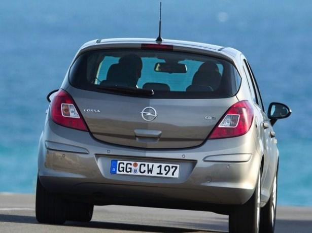 <p>P6 özelliği araç saatte 90 km hıza gelindiğinde aracın sizi sesli olarak uyarıp uyarmamasını ayarlar. Silecek tuşunu aşağı ve yukarı yönlü oynatarak bu uyarıyı hangi hızda almak istediğinizi ayarlamanız mümkündür.</p>