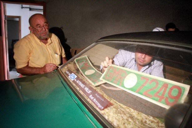 <p>Samsun'un Vezirköprü ilçesinde oturan bir vatandaş tam 35 yıldır otomobiliin oturma odasında saklıyor.</p>
