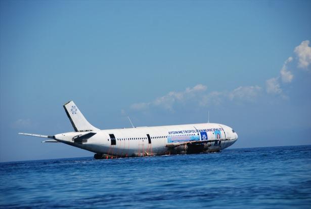 <p>Kuşadası ilçesinde dalış turizminin canlandırılması amacıyla batırılması planlanan Airbus A300 kargo uçağı suya indirildi. Uçağın sahil kenarında bulunması dolayısıyla çok sayıda vatandaş, uçağın indirilme anını cep telefonlarıyla kayıt altına alırken çocuklar da meraklı bakışlarla izledi.</p>
