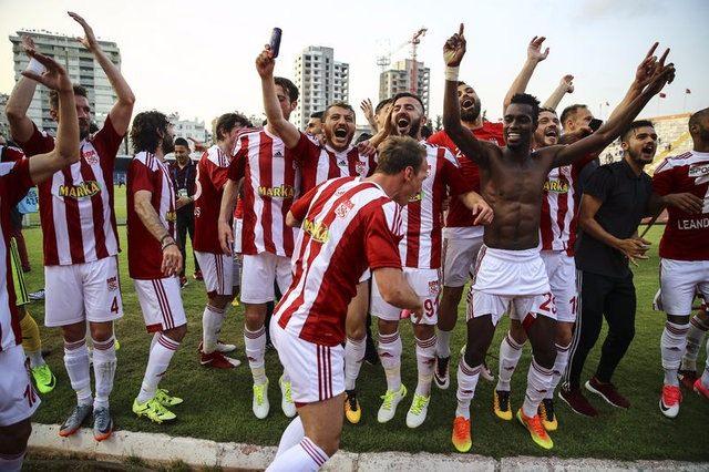 <p><strong>SİVAS 1 YIL SONA GERİ DÖNDÜ!</strong></p>

<p>Süper Lig'de aralıksız 11 yıl mücadele ettikten sonra geçen sezon küme düşen Sivasspor, bir sezon sonra yeniden Süper Lig'e yükseldi.</p>
