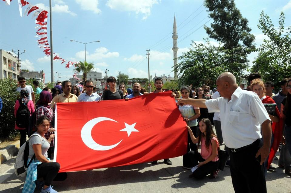 <p>Van'ın Çaldıran ilçesinin Tendürek Dağı bölgesinde güvenlik güçlerince yürütülen operasyonlarda, terör örgütü PKK militanları ile çıkan çatışmada şehit düşen Astsubay Üstçavuş Suat Petek'in (36) cenazesi, memleketi Osmaniye'nin Kadirli ilçesinde toprağa verildi. Törende, şehidin annesi Elif (sol 2) ve kardeşi Oğuzhan (sağ 2) Helvacı'yı yakınları teskin etmeye çalıştı.</p>