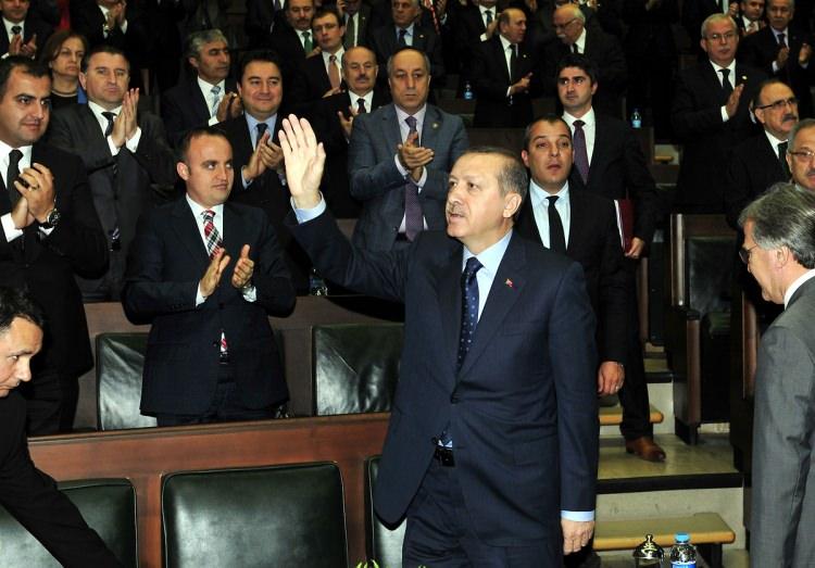 <p>Bu arada siyasetin içinde yer alıyorduk. Refah Partisi seçim çalışmalarında Tayyip ağabeyin yanında toplantılara ve konferanslara katılıyorduk.</p>