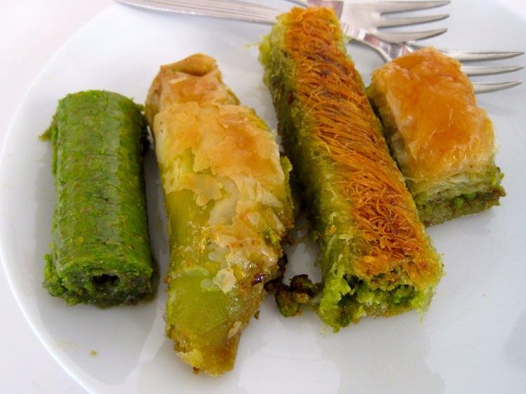 <p>Asıl tatlı yeme geleneğimizin Peygamber Efendimiz (s.a.v.) zamanından geldiğini biliyoruz.</p>
