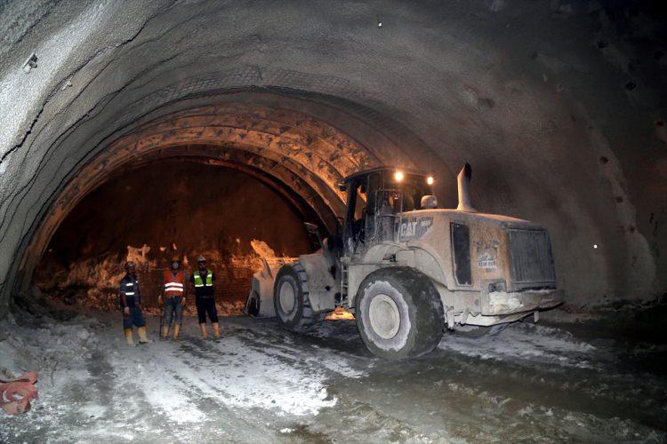 <p>Rize'de yapımına devam edilen ve Türkiye'nin en uzun tüneli olacak Ovit Tüneli'nin yüzde 98'i tamamlandı.</p>
