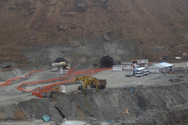 <p>Rize'nin İkizdere ilçesindeki Ovit Dağı geçidinde yapımı süren ve 14,3 kilometre ile Türkiye'nin en uzun karayolu tüneli olan Ovit'te kazı çalışmalarının yüzde 98'i tamamlandı.</p>
