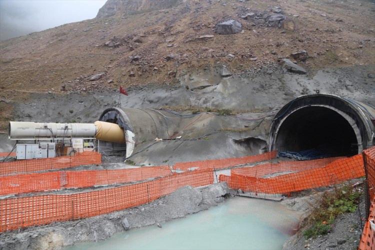 <p>Rize-Erzurum karayolu güzergahındaki 2 bin 640 rakımlı Ovit Dağı'nda yapımı süren tünelde kazı çalışmaları yüzde 98 tamamlandı. </p>
