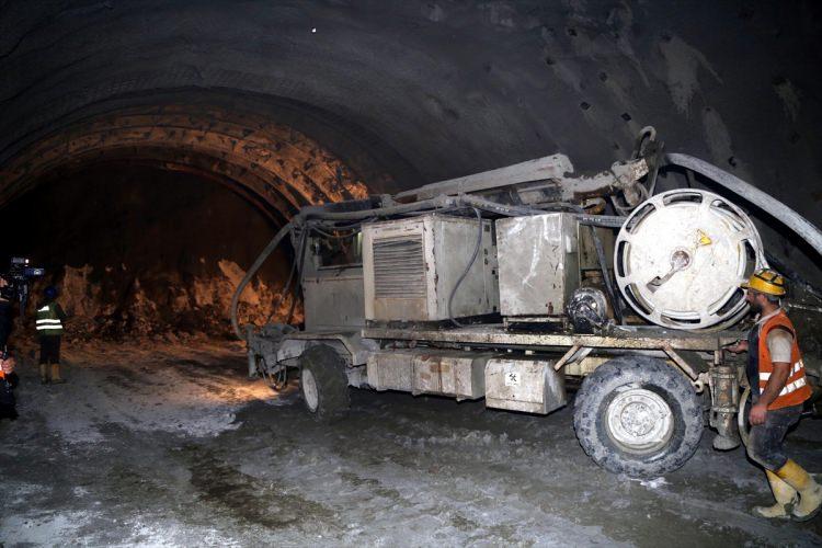 <p>Doğu Anadolu Bölgesi ile Doğu Karadeniz'i birbirine bağlayan güzergahın en zor kısmının 2 bin 600 rakımdan geçen Rize, İkizdere, İspir ve Erzurum yolu olduğunu belirten Bektaş, "Bu zor kısım 14 kilometre uzunluğunda bir çift tüp tünelle çözülmüş oluyor." dedi.</p>
