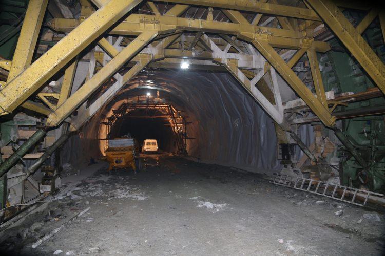 <p>Tünel, 18.2 kilometre uzunluğundaki Çin'de bulunan Zhongnanshar tünelinden sonra dünyadaki en uzun ikinci karayolu tüneli olacak.</p>
