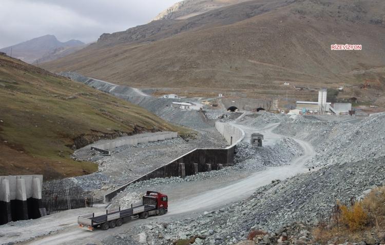 <p>Ovit Tüneli'nde çift tüpün bağlantı tünelleri ile birlikte toplam uzunluğu ise 28 km olacak. </p>
