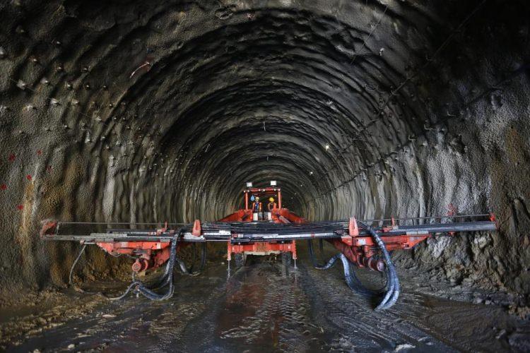 <p>Tünel, yılın 5,5 ayı kar nedeniyle ulaşıma kapalı olan Rize-Erzurum karayolunun yılın her günü ulaşıma açık hale gelmesini sağlayacak.</p>
