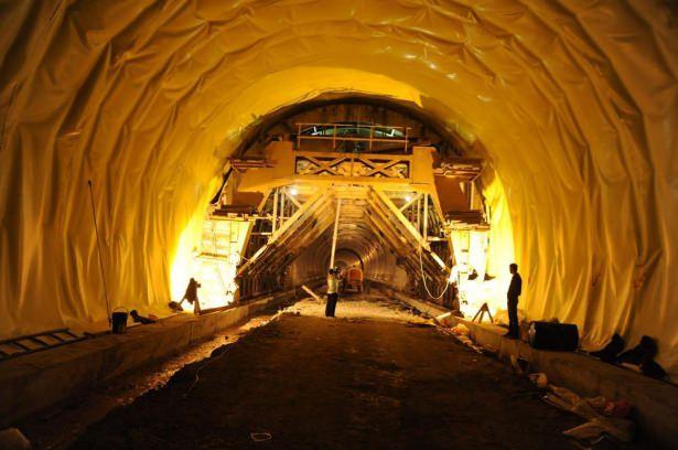 <p>Rize'nin İkizdere İlçesi Ovit Dağı geçidinde yapımı süren ve 14.3 kilometre ile Türkiye'nin en uzun, dünyanın 4'üncü uzun çift tüplü tüneli olan Ovit Tüneli'nin yapımında sona gelindi. Yüzde 85'i tamamlanan tünel inşaatında Ağustos ayında ışığın görülmesi hedefleniyor.</p>
