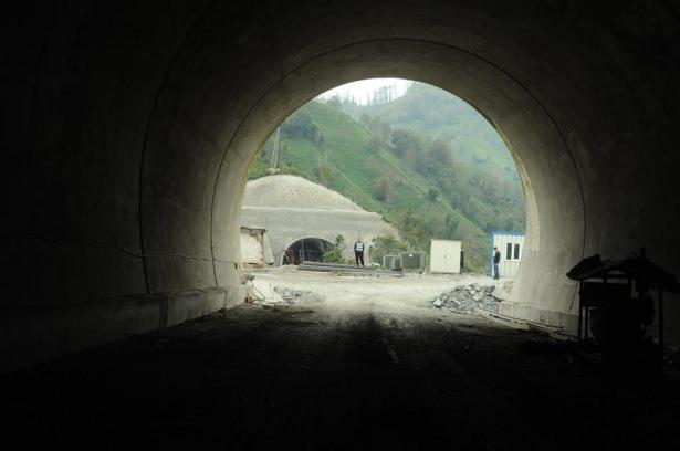 <p><strong>412 MİLYONA MAL OLACAK</strong></p>

<p>Tünelin giriş kotu 2.054 metre, çıkış kotu ise 2.260 metre olacak. Makyol İnşaat tarafından yapılan ve 412 milyon 366 bin liraya mal olacak olan Ovit tünelinin tamamlanmasıyla Rize- Erzurum arasındaki ulaşım 4.4 kilometre azalacak, ulaşım 12 ay boyuna kesintisiz sağlanacak.</p>
