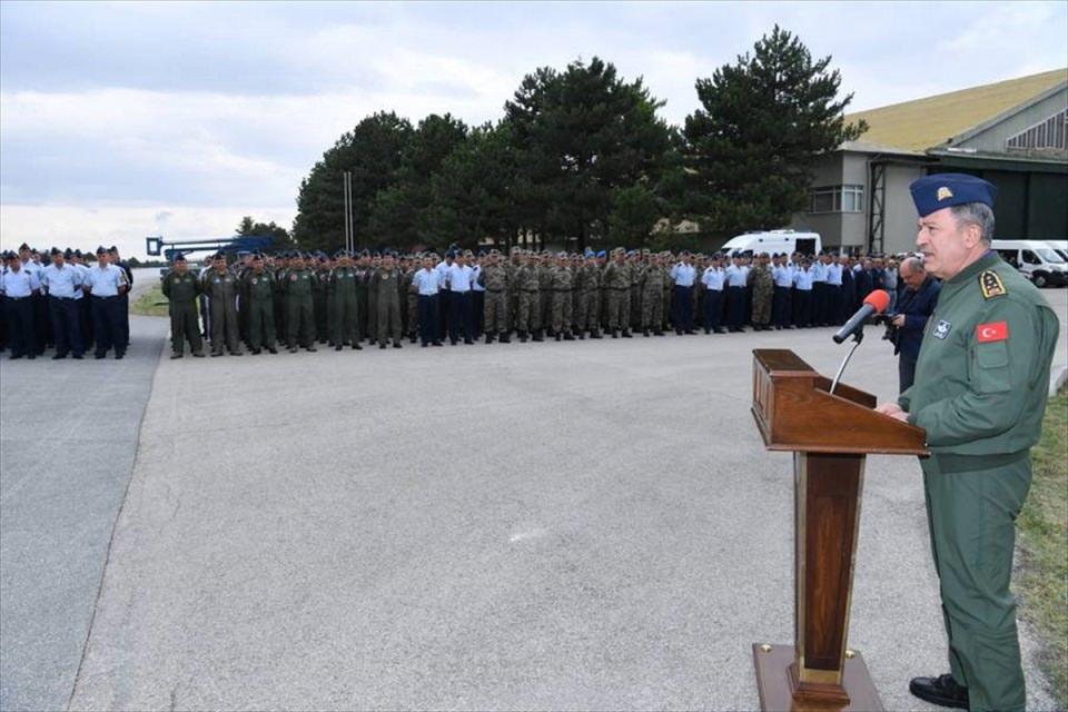 <p>Ziyaretin ardından görüntü alan basın mensuplarına teşekkür eden Orgeneral Akar, "Milli Takıma verdikleri destekten dolayı Eskişehir halkına teşekkür ediyoruz." dedi.</p>
<p> </p>