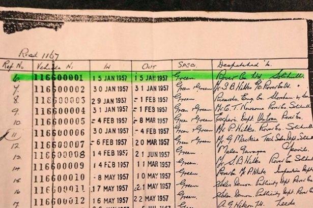 <p>Aracın 1957 yılında üretilen ilk dizel Defender olduğu gösteren belgeleri...</p>
<p> </p>