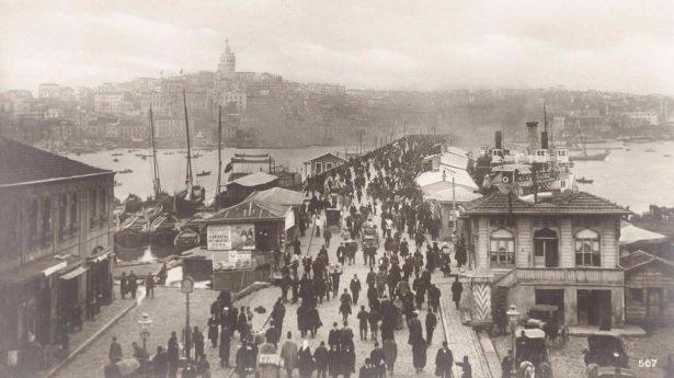 <p>Ahşap Galata Köprüsü'ne Eminönü'nden bakış (1900'lü yılların başı)</p>

<p> </p>
