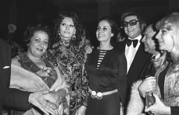 <p>Fotoğrafta İtalyan sinema sanatçısı Sophia Loren (sol 2) adına verilen resepsiyonda (sağdan sola), tiyatro sanatçısı Ayla Algan, Ankara Senatörü Hıfzı Oğuz Bekata, Zeki Müren ve Ayten Gökçer görülüyor.</p>
