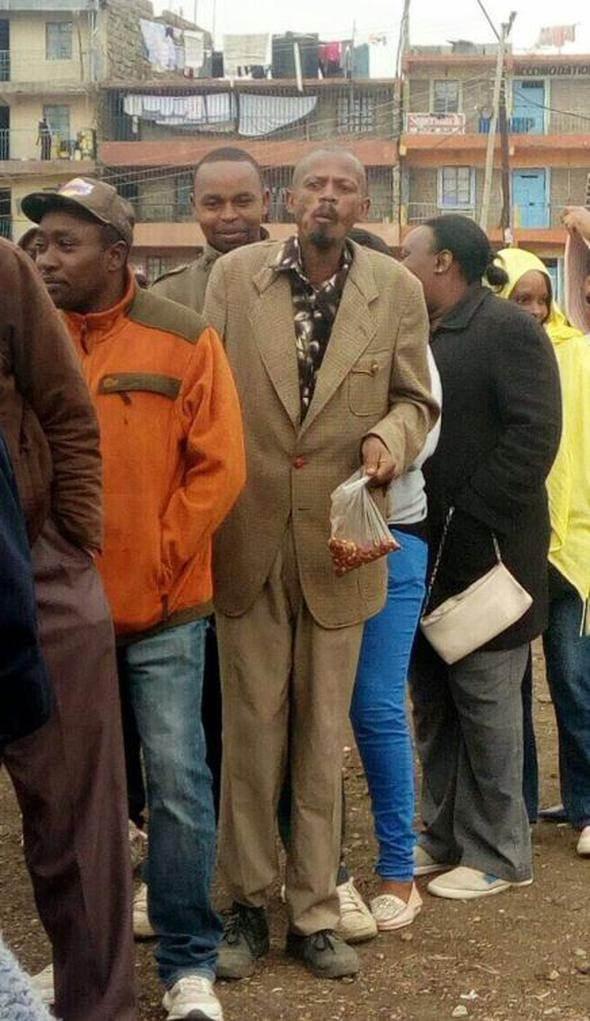 <p>Söz konusu fotoğrafta, kimliği bilinmeyen bir adam, seçimlerde oy kullanmak için sırada beklerken ‘githeri' adlı Kenya yemeği yerken görülüyor.</p>

<p> </p>
