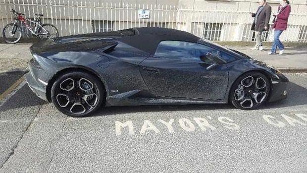 <p>İngiltere'nin Cheltenham kasabasında 22 yaşında bir çocuk, 250 pound (1.1 milyon TL) değerindeki Lamborghini marka aracını, belediye başkanının park alanına çekince kesilen cezadan da kurtulamadı.</p>
