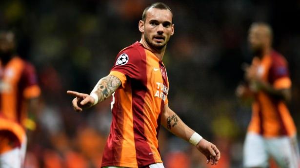<p><strong>Wesley Sneijder satılıyor!</strong></p>
<p>Wesley Sneijder geçtiğimiz günlerde yönetimi eleştirdi... Dursun Özbek başkanlığındaki yönetim de Hollandalı’nın biletini kesme kararı aldı. Menajeri Albers'i çağıran yönetim, "Kulüp bul" dedi. Manchester United ve birçok dev kulüp yıldız oyuncuyu transfer etmek için sıraya girdi.</p>
<p>Yönetim kadrosu yenilenen Galatasaray'da bütçe 70 milyon Euro'dan 45 milyon Euro'ya çekilmişti... UEFA ile yapılan anlaşma gereği transferde az para harcaması gereken Cimbom, transfere ek kaynak yaratabilmek için şok bir karar aldı. Aslan, Hollandalı yıldız Wesley Sneijder'i satma kararı aldı... Fernando Muslera'nın Copa America'da kötü bir performans sergilemesi nedeniyle elinde sadece para edecek futbolcu Sneijder kalan Galatasaray Yönetimi'nin aldığı karar taraftarını da hayal kırıklığına uğrattı. Hollandalı 10 numaranın yönetimi hedef alan açıklamaları da ayrılık da önemli rol oynadı. Sneijder'in menajeri Albers'i İstanbul'a çağıran yönetim, kendisine, "Anlaşılan Wesley Sneijder bizimle mutsuz. Ona acilen kulüp bul" ifadelerini kullanacak. Sneijder'in de bu gelişmeler sonrasında moralinin bozuk olduğu öğrenildi.</p>
<p><strong>TARAFTARLARDAN BÜYÜK TEPKİ VAR</strong></p>
<p>Sneıjder'in satılması halinde kombine kampanyası ve Galatasaray Store'ların boykot edilmesi fikri sosyal medyada taraftarlar arasında hızla yayıldı. Kombine fuyatlarında yüzde 30 indirim yapmasına rağmen beklenen yenilemeyi yapamayan Galatasaray'da Başkan Dursun Özbek için taraftarlar, "Artık istifa zamanı" dediler.</p>
<p><strong>TARAFTARIN SEVGİLİSİ!</strong></p>
<p>Sneijder G.Saray'a geldiği günden itibaren taraftarın sevgilisi konumunda... Taraftarlar onu Fenerbahçe maçlarında attığı gollerden dolayı daha da çok seviyor. Sneijder'in takımdan ayrılması onları çok üzecek.</p>