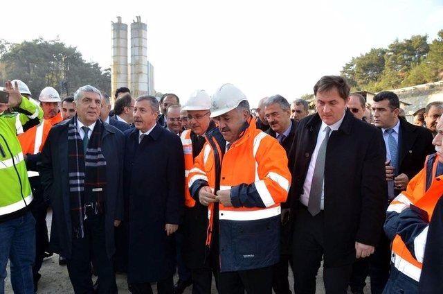<p>8-9 Eylül'de, yani Manisa ve İzmir'in kurtuluş yıl dönemi ile anlamlandırarak, ışık gördü törenini yapacağız. Daha sonra aynı hızla devam ederek, projeyi bitireceğiz. Bölge insanının hizmetine sunacağız'' dedi.</p>

<p> </p>
