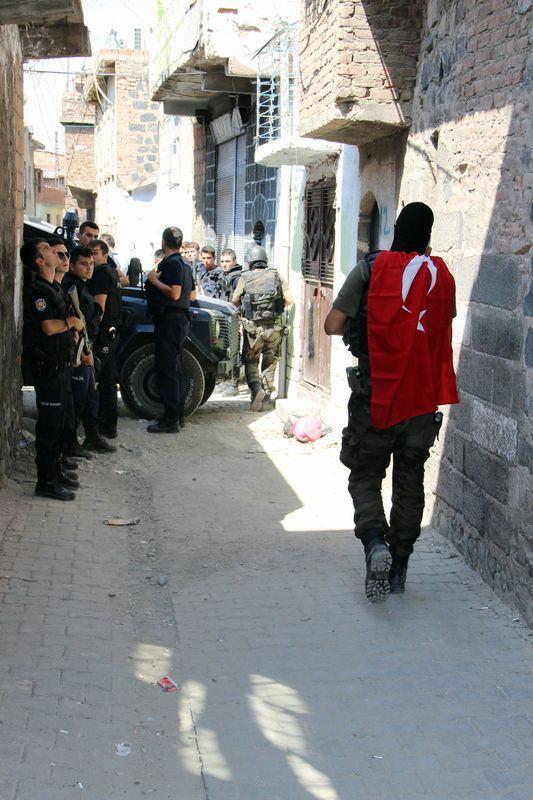 <p>YDG-H tarafından birçok sokakta hendek kazıldığı bilgisi üzerine emniyet güçleri hendekleri kapatmak için dün ilçeye operasyon düzenledi.</p>
<p><strong><a href="http://video.haber7.com/video-galeri/58284-ozel-harekat-hain-avinda-turk-bayrakli-operasyon" target="_blank">HABERİN VİDEOSU İÇİN TIKLAYINIZ...</a></strong></p>