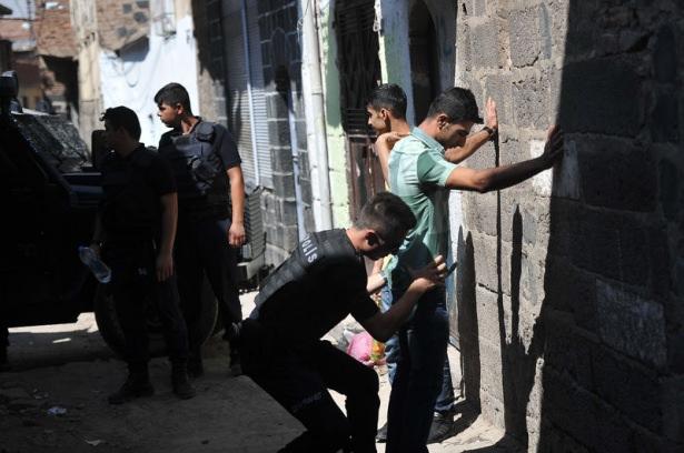 <p><strong>HENDEKLERDEN POLİSE SALDIRDILAR</strong></p>
<p>Hendeklerin gerisinde pusu kuran YDG-H'liler, polise uzun namlulu silah, el yapımı bomba ve molotofkokteylleriyle saldırdı.</p>
<p><strong><a href="http://video.haber7.com/video-galeri/58284-ozel-harekat-hain-avinda-turk-bayrakli-operasyon" target="_blank">HABERİN VİDEOSU İÇİN TIKLAYINIZ...</a></strong></p>