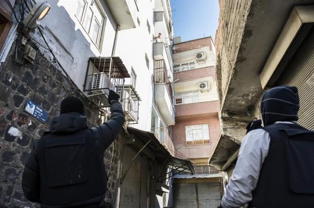 <p>Diyarbakır'ın Sur ilçesinde sokağa çıkma yasağı uygulanan 6 mahalle ve 1 caddede, terör örgütü PKK'ya yönelik başlatılan operasyon devam ediyor. Ailelere birey sayısına göre ekmek dağıtımı yapılırken, Sosyal Yardımlaşma ve Dayanışma Vakfı'na gelen talep doğrultusunda ekmek üretimine devam ediliyor.</p>