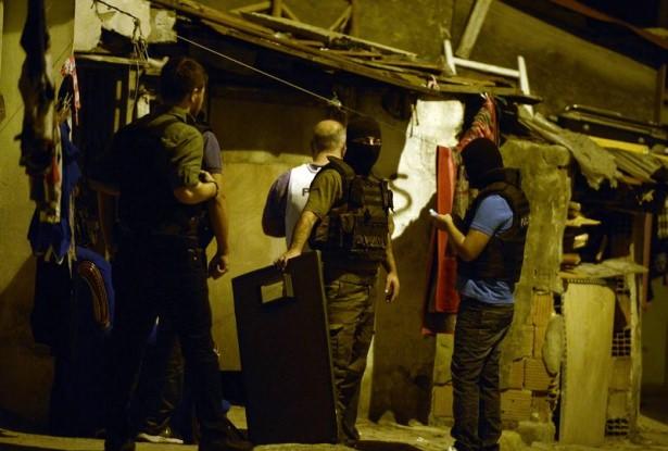<p>EŞ ZAMANLI OPERASYON</p>

<p>İstanbul Emniyet Müdürlüğü Organize Suçlarla Şube Müdürülüğü'ne bağlı ekipler sabahın ilk saatlerinde önceden belirlenen adreslere eş zamanlı operasyon düzenledi.</p>
