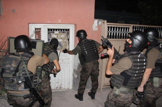 <p>Polis, şafak vakti saat 04.15 sıralarında Kıbrıs Caddesi üzerindeki Adana Emniyet Müdürlüğü binasında operasyon için düğmeye bastı. Aralarında özel harekat polisinin de bulunduğu ekipler, önceden belirledikleri 10 ayrı adrese baskın düzenledi. </p>
