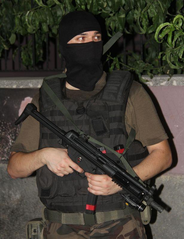 <p>Yaklaşık 100 polisin katıldığı operasyonda uzun namlulu silahlarla güvenlik önlemi alındı. Helikopter de operasyon yapılan bölgeden anında görüntü alıp ekiplere bildirdi. Yapılan operasyonda 4 kişi gözaltına alındı.</p>

<p> </p>
