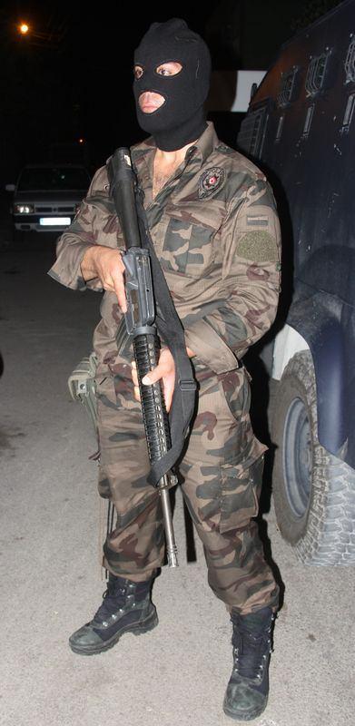<p>Adana polisi, Şanlıurfa’nın Suruç ilçesinde yaşanan patlamanın ardından IŞİD’e yönelik 3. kez operasyon yaparken, toplam gözaltı sayısı 18’e ulaştı.</p>
